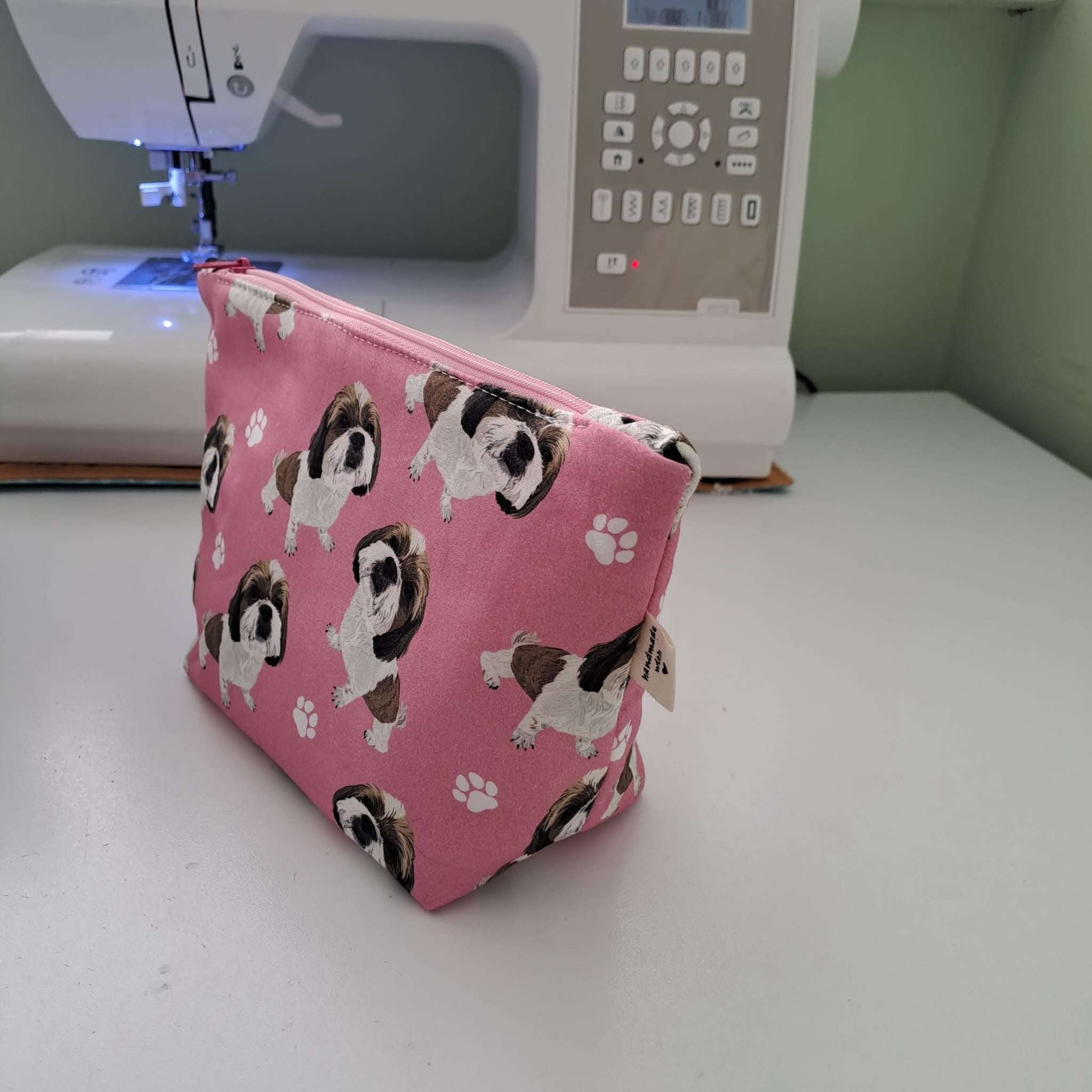 Quirky Cottons Small Toy Dog Breed Paw Prints Pink (QC Shih Tzu-1 METRE PIECE)