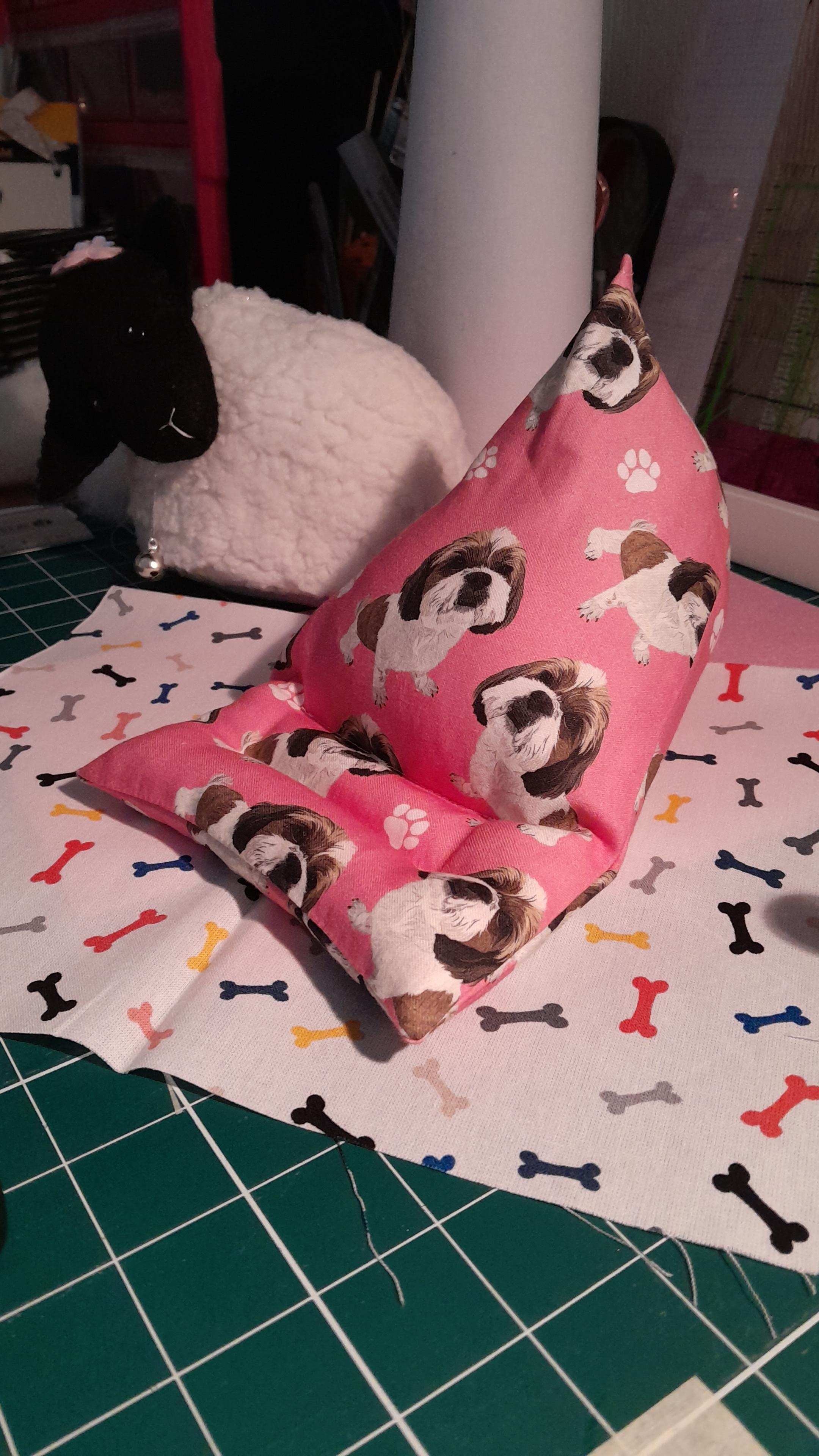 Quirky Cottons Small Toy Dog Breed Paw Prints Pink (QC Shih Tzu-1 METRE PIECE)