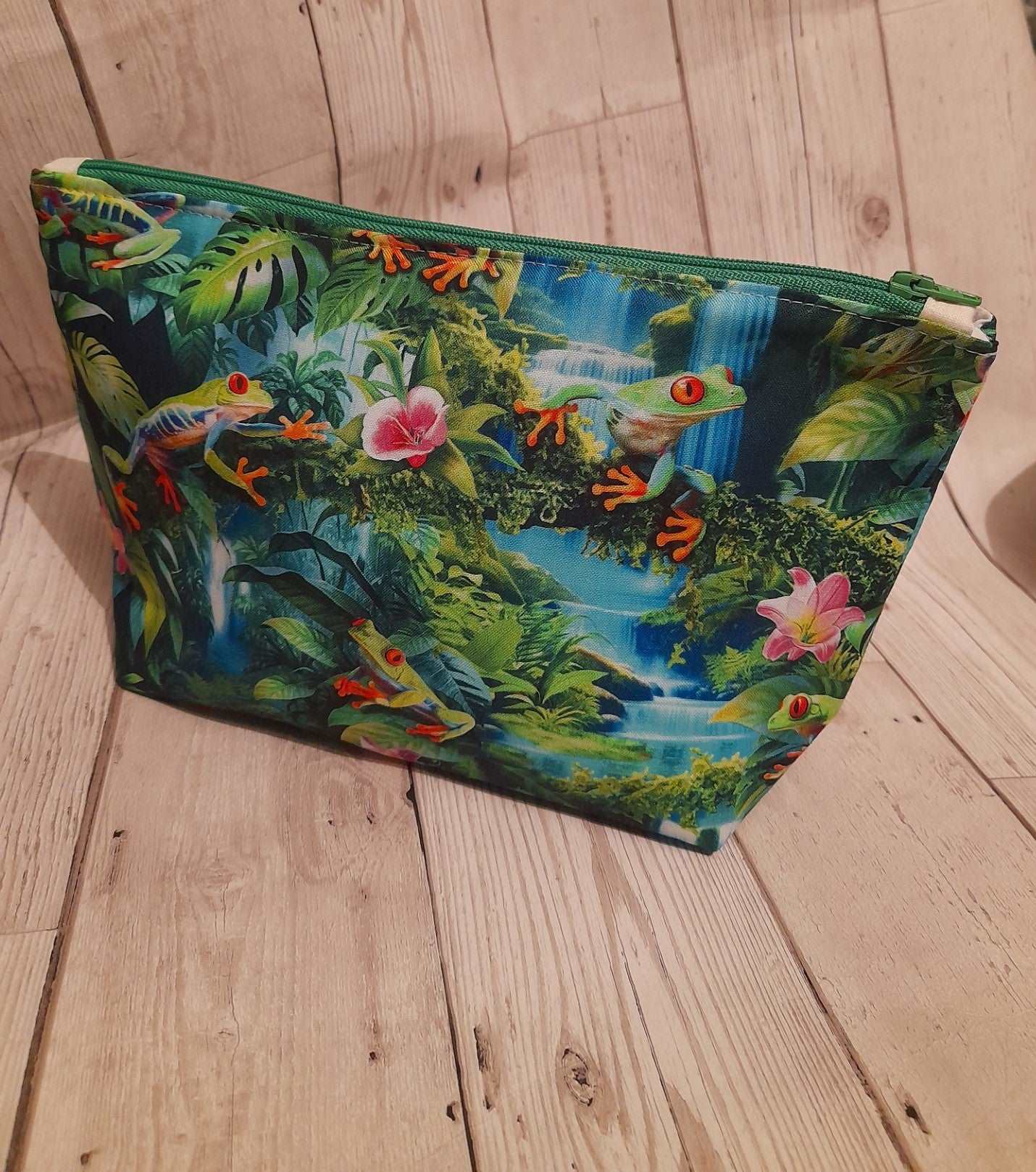 Timeless Treasures Frogs In The Rainforest Waterfall Amphibian Green Remnant (21cm x 112cm TT Tropical 2)